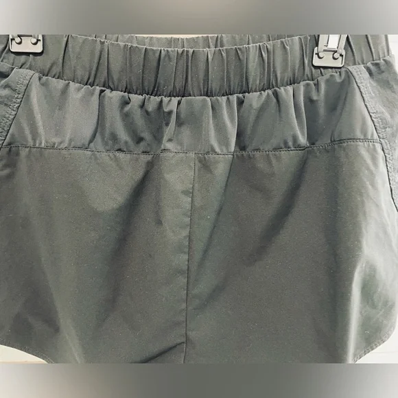 ALO Playmaker Dolphin Short zippered pockets - Picture 8 of 9